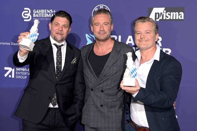 Tim Mälzer, Sasha und Andre Dietz bei der Verleihung vom Blauer Panther - TV & Streaming Award 2023 in der BMW Welt. München, 25.10.2023