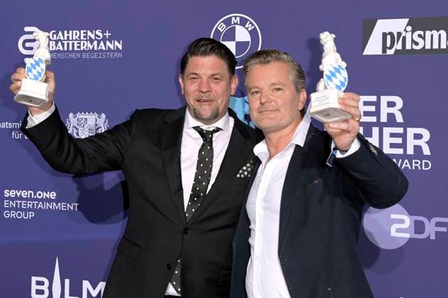 Tim Mälzer und Andre Dietz bei der Verleihung vom Blauer Panther - TV & Streaming Award 2023 in der BMW Welt. München, 25.10.2023