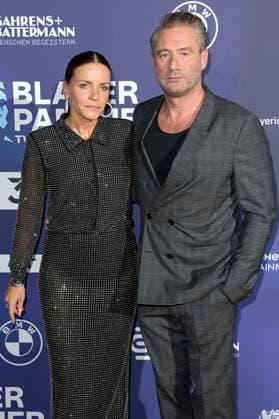 Sasha mit Ehefrau Julia Röntgen bei der Verleihung vom Blauer Panther - TV & Streaming Award 2023 in der BMW Welt. München, 25.10.2023