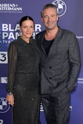 Sasha mit Ehefrau Julia Röntgen bei der Verleihung vom Blauer Panther - TV & Streaming Award 2023 in der BMW Welt. München, 25.10.2023