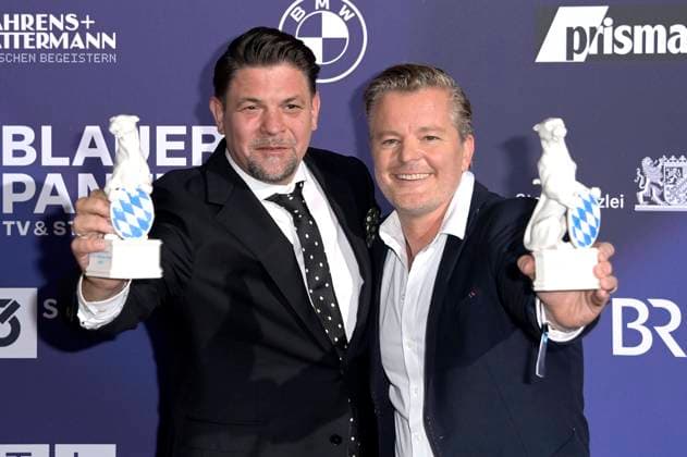 Tim Mälzer und Andre Dietz bei der Verleihung vom Blauer Panther - TV & Streaming Award 2023 in der BMW Welt. München, 25.10.2023
