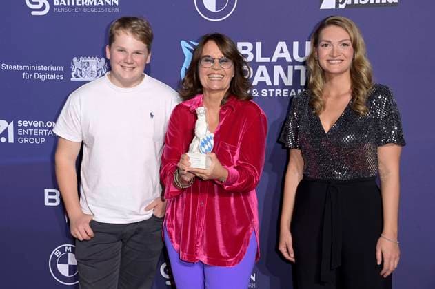 Julius Weckauf, Charlotte Link und Judith Gerlach bei der Verleihung vom Blauer Panther - TV & Streaming Award 2023 in der BMW Welt. München, 25.10.2023
