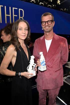Jeanette Hain und Joko Winterscheidt bei der Verleihung vom Blauer Panther - TV & Streaming Award 2023 in der BMW Welt. München, 25.10.2023