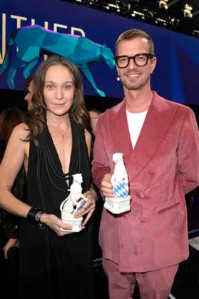 Jeanette Hain und Joko Winterscheidt bei der Verleihung vom Blauer Panther - TV & Streaming Award 2023 in der BMW Welt. München, 25.10.2023