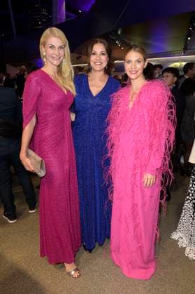 Natascha Grün, Karen Webb und Viviane Geppert bei der Verleihung vom Blauer Panther - TV & Streaming Award 2023 in der BMW Welt. München, 25.10.2023