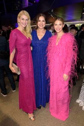 Natascha Grün, Karen Webb und Viviane Geppert bei der Verleihung vom Blauer Panther - TV & Streaming Award 2023 in der BMW Welt. München, 25.10.2023