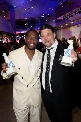 Akeem van Flodrop und Tim Mälzer bei der Verleihung vom Blauer Panther - TV & Streaming Award 2023 in der BMW Welt. München, 25.10.2023