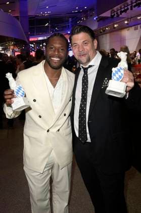 Akeem van Flodrop und Tim Mälzer bei der Verleihung vom Blauer Panther - TV & Streaming Award 2023 in der BMW Welt. München, 25.10.2023