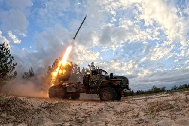 News Themen der Woche KW43 RUSSIA, KHERSON REGION - OCTOBER 25, 2023: Seen in this video screen grab is a Grad multiple rocket launcher during a combat mission by the Dnepr group of forces of the Russian Army. Video grab. Best possible quality. Alexei Konovalov TASS  63926692