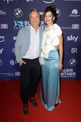Thomas Darchinger mit Freundin Irina bei der Verleihung vom Blauer Panther - TV & Streaming Award 2023 in der BMW Welt. München, 25.10.2023