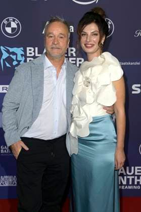 Thomas Darchinger mit Freundin Irina bei der Verleihung vom Blauer Panther - TV & Streaming Award 2023 in der BMW Welt. München, 25.10.2023