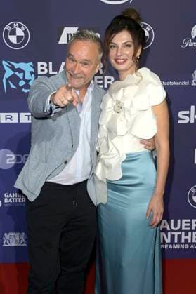 Thomas Darchinger mit Freundin Irina bei der Verleihung vom Blauer Panther - TV & Streaming Award 2023 in der BMW Welt. München, 25.10.2023