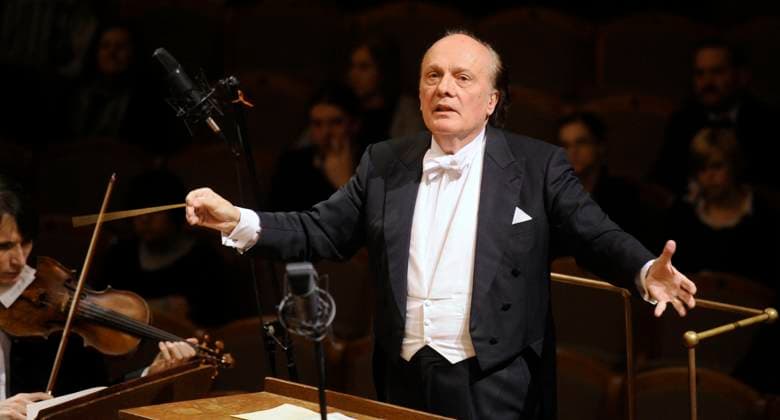 FILE PHOTO Czech conductor Zdenek Macal, Prague, Czech Republic, December 2, 2010. Czech world-known conductor Zdenek Macal, who conducted more than 170 major orchestras during his career, died on October 25, 2023 at the age of 87. Macal conducted the Berliner Philharmoniker, the Royal Philharmonic Orchestra in London, the Wiener Symphoniker and Chicago and Boston symphony orchestras. From 2003 to 2007 he was the chief conductor of the Czech Philharmonic. (CTKxPhoto FrantisekxNesvadba)x(CTKxPhoto MichalxKrumphanzl) CTKPhotoP201012020896601  CTKPhotoP201012020896601