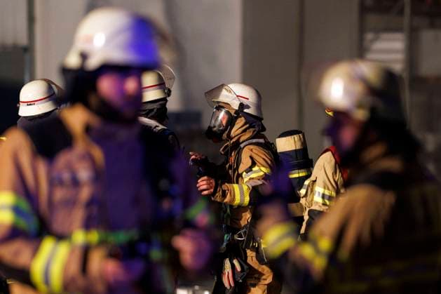 Feuerwehr und Notarzt, Symbolfotos Einsatzkräfte der Feuerwehr Frechen bei einem Einsatz auf Gut Clarenhof. Auf dem Gelände ist am Mittwochabend ein Großfeuer ausgebrochen. Auch der Verkehr auf der A4 soll von den Folgen betroffen sein. (Themenbild, Symbolbild) Frechen, 25.10.2023 NRW Deutschland *** Firefighters from the Frechen fire department during an operation at Gut Clarenhof A major fire broke out on the site on Wednesday evening Traffic on the A4 is also said to be affected by the consequences Topic image, symbol image Frechen, 25 10 2023 NRW Germany Copyright: xChristophxHardtx