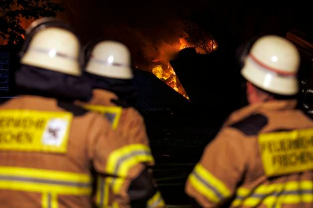 Feuerwehr und Notarzt, Symbolfotos Einsatzkräfte der Feuerwehr Frechen bei einem Einsatz auf Gut Clarenhof. Auf dem Gelände ist am Mittwochabend ein Großfeuer ausgebrochen. Auch der Verkehr auf der A4 soll von den Folgen betroffen sein. (Themenbild, Symbolbild) Frechen, 25.10.2023 NRW Deutschland *** Firefighters from the Frechen fire department during an operation at Gut Clarenhof A major fire broke out on the site on Wednesday evening Traffic on the A4 is also said to be affected by the consequences Topic image, symbol image Frechen, 25 10 2023 NRW Germany Copyright: xChristophxHardtx