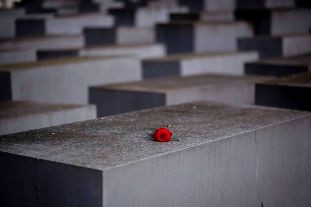 Holocaust Memorial Deu, Deutschland, Germany, Berlin, 22.10.2023 Rote Rose zur Erinnerung auf einer Stele auf dem Gelaende vor Stelen vom Holocaust Mahnmal fuer die ermordeten Juden Europas am Holocaust-Mahnmal und der Gedenkstaette Topographie des Terrors anlaesslich der Kundgebung und Demonstration von einem breiten Buendnis unter dem Motto Gegen Terror Hass und Antisemitismus und Solidaritaet fuer Israel in Berlin Deutschland . Der Konflikt zwischen der Hamas und Israel verschaerft sich nach den toedlichen Terror von Hamas aus Gaza nach Israel am 7. Oktober. en: Red rose as a reminder on a stele on the site in front of steles of the Holocaust Memorial for the Murdered Jews of Europe at the Holocaust Memorial and the Topography of Terror