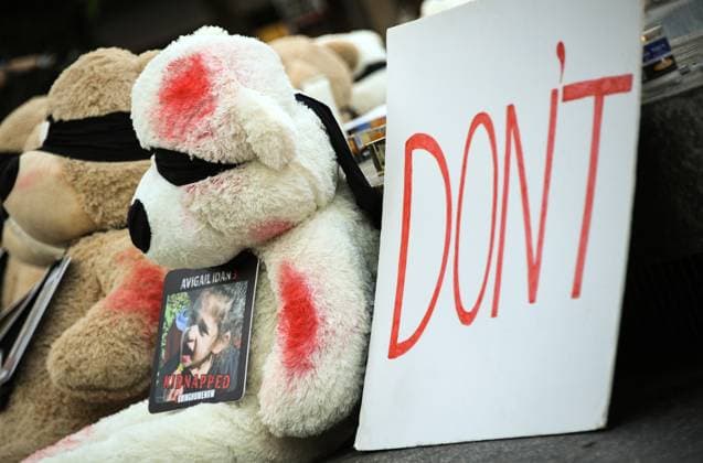 News Themen der Woche KW43 News Bilder des Tages Israel Palestine Tensions 8543640 26.10.2023 A view shows teddy bears, each representing children who are believed to be held hostage in Gaza after being taken by Hamas gunmen during a deadly infiltration, at Dizengoff Square in Tel Aviv, Israel. Stringer Sputnik Tel-Aviv Israel  Copyright: xStringerx