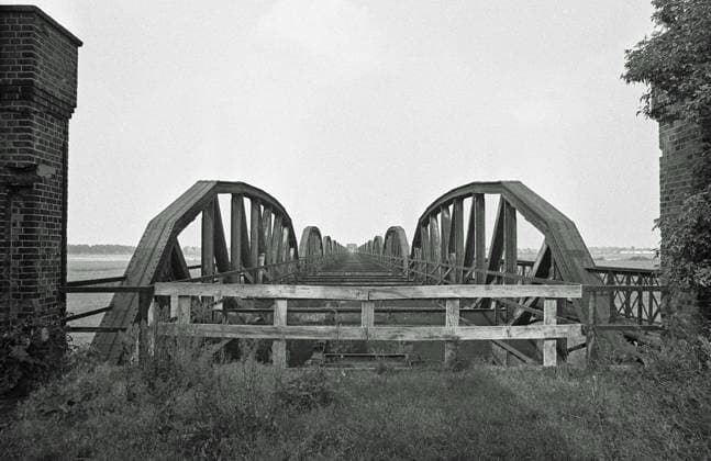 Archivfoto aus dem Juli 1978 von der Dömitzer Eisenbahnbrücke. Die fast einen Kilometer lange Elbquerung wurde 1870 - 1873 gebaut, war Teil der West-Ost-Bahnstrecke Lüneburg - Wittenberge und wurde 1945 durch einen Luftangriff teilweise zerstört. Wegen der deutschen Teilung lag sie fortan im Grenzgebiet und wurde nicht instandgesetzt. Wegen Einsturzgefahr wurden drei Brückenteile 1978 abgebaut und mit Pontons abtransportiert, wobei zahlreiche Schaulustige zusahen.