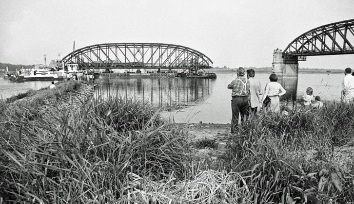 Archivfoto aus dem Juli 1978 von der Dömitzer Eisenbahnbrücke. Die fast einen Kilometer lange Elbquerung wurde 1870 - 1873 gebaut, war Teil der West-Ost-Bahnstrecke Lüneburg - Wittenberge und wurde 1945 durch einen Luftangriff teilweise zerstört. Wegen der deutschen Teilung lag sie fortan im Grenzgebiet und wurde nicht instandgesetzt. Wegen Einsturzgefahr wurden drei Brückenteile 1978 abgebaut und mit Pontons abtransportiert, wobei zahlreiche Schaulustige zusahen.