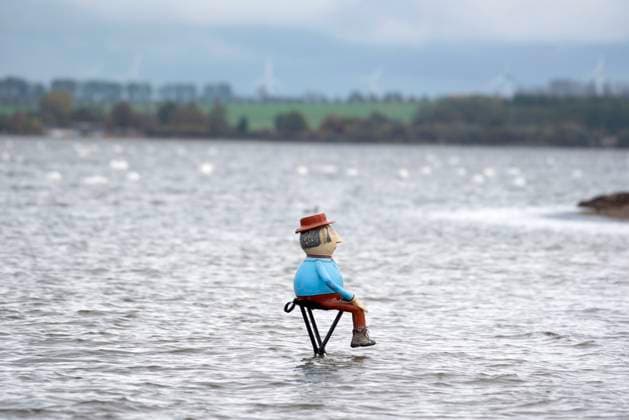 News Themen der Woche KW43 News Bilder des Tages Ein Mann aus Pappmaschee sitzt auf einem Hocker im Wasser am Strand von Gollwitz auf der Insel Poel. Ende Oktober beginnt die Nebensaison auf der Ostseeinsel Poel in Mecklenburg-Vorpommern. Gollwitz *** A man made of papier mâché sits on a stool in the water on the beach of Gollwitz on the island of Poel At the end of October, the low season begins on the Baltic Sea island of Poel in Mecklenburg Vorpommern Gollwitz Copyright: FrankxHormannx xnordlicht