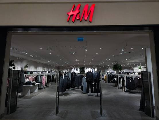 Canadian Businesses Getting Ready For Halloween And Christmas EDMONTON, CANADA - OCTOBER 25, 2023 : View of the H and M clothing company store and logo inside a local Edmonton shopping center, on Octobers 25, 2023, in Edmonton, Alberta, Canada. Edmonton Canada  Copyright: xArturxWidakx originalFilename: widak-canadian231025_npLQr.jpg