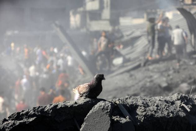 News Themen der Woche KW43 (231026) -- KHAN YOUNIS, Oct. 26, 2023 -- People search for survivors among the rubble of buildings destroyed in Israeli airstrikes in the southern Gaza Strip city of Khan Younis, on Oct. 26, 2023. The death toll of Palestinians from Israeli military strikes on the Gaza Strip has risen to 7,028, the Hamas-run Health Ministry said on Thursday. (Photo by Xinhua) MIDEAST-GAZA-PALESTINIAN-ISRAELI CONFLICT YasserxQudih 