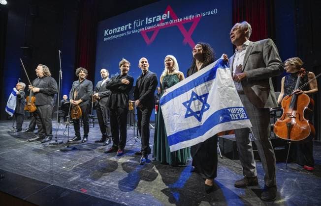 Bilder des Jahres 2023, Entertainment 10 Oktober Entertainment Themen der Woche KW43 Entertainment Bilder des Tages BENEFIZKONZERT FÜR ISRAEL IM DNT IN WEIMAR *** NUR FÜR REDAKTIONELLE ZWECKE *** EDITORIAL USE ONLY ***<p>26 10 2023-Weimar: Benefizkonzert für Israel im Deutschen Nationaltheater in Weimar Das Benefizkonzert wird zugunsten von Magen David Adom, dem israelischen Pendant zum Roten Kreuz, veranstaltet. Die Veranstaltung, eine Reaktion auf den aktuellen Krieg in Israel, möchte damit den Opfern von Terror und Gewalt helfen und direkte Unterstützung zu bieten. Es wird organisiert von den ACHAVA Festspielen Thüringen, in Zusammenarbeit mit zahlreichen Partnern, unter der Initiative von Dr. Hana Gaifman. FUNKE Medien Thüringen ist Medienpartner der Veranstaltung. Künstler*innen, darunter Alma SadÃ , Amihai Grosz, Ariel Zuckerman, Avi Avit Copyright: SaschaxFromm doc7sk5cnrxeihupp5v7hq ,EDITORIAL USE ONLY