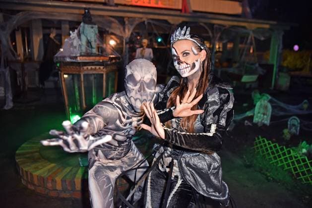 Entertainment Themen der Woche KW43 Entertainment Bilder des Tages Henning Merten mit Ehefrau Denise Merten bei der Halloween-Party HOGARTS X DENISE MERTEN im Hogarts Circus Caffee in Dahlwitz-Hoppegarten am 26.10.2023 *** Henning Merten with wife Denise Merten at the Halloween Party HOGARTS X DENISE MERTEN at Hogarts Circus Caffee in Dahlwitz Hoppegarten on 26 10 2023