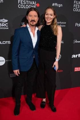 Dean BAYKAN; Schauspieler, Begleiterin nicht identifiziert, Roter Teppich, Red Carpet Show, Ankunft, arrival, Film Festival Cologne awards in Koeln, 26.10.2022.