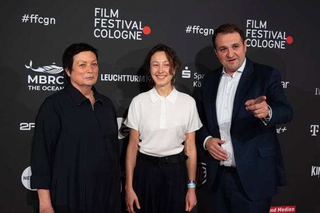 v.l. Martina RICHTER, Direktorin des Cologne Film Festivals, Katharina HUBER, Filmemacherin, Regisseurin, Nathanael LIMINSKI, Leiter der Staatskanzlei NRW, Roter Teppich, Red Carpet Show, Ankunft, arrival, Film Festival Cologne awards in Koeln, 26.10.2022.