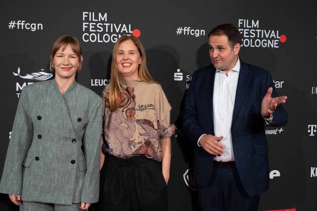 v.l. Sandra HUELLER, Schauspielerin, Justine TRIET, Regisseurin, Nathanael LIMINSKI, Leiter der Staatskanzlei NRW, Roter Teppich, Red Carpet Show, Ankunft, arrival, Film Festival Cologne awards in Koeln, 26.10.2022.