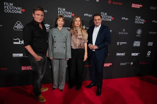 v.l. Oliver MASUCCI, Schauspieler, Sandra HUELLER, Schauspielerin, Justine TRIET, Regisseurin, Nathanael LIMINSKI, Leiter der Staatskanzlei NRW, Roter Teppich, Red Carpet Show, Ankunft, arrival, Film Festival Cologne awards in Koeln, 26.10.2022.