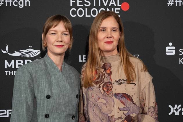 v.l. Sandra HUELLER, Schauspielerin, Justine TRIET, Regisseurin, Roter Teppich, Red Carpet Show, Ankunft, arrival, Film Festival Cologne awards in Koeln, 26.10.2022.