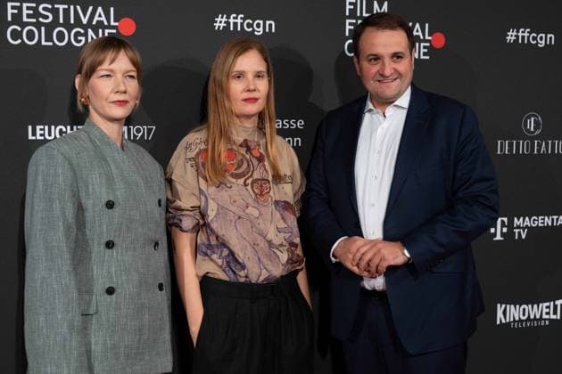v.l. Sandra HUELLER, Schauspielerin, Justine TRIET, Regisseurin, Nathanael LIMINSKI, Leiter der Staatskanzlei NRW, Roter Teppich, Red Carpet Show, Ankunft, arrival, Film Festival Cologne awards in Koeln, 26.10.2022.