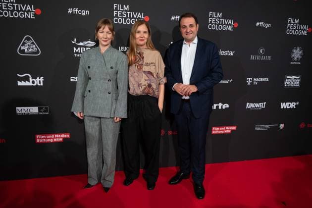v.l. Sandra HUELLER, Schauspielerin, Justine TRIET, Regisseurin, Nathanael LIMINSKI, Leiter der Staatskanzlei NRW, Roter Teppich, Red Carpet Show, Ankunft, arrival, Film Festival Cologne awards in Koeln, 26.10.2022.