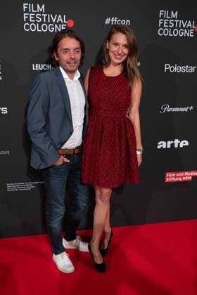 Mara BERGMANN, Moderatorin, mit Partner Alexander Alex HOFFMANN, Roter Teppich, Red Carpet Show, Ankunft, arrival, Film Festival Cologne awards in Koeln, 26.10.2022.