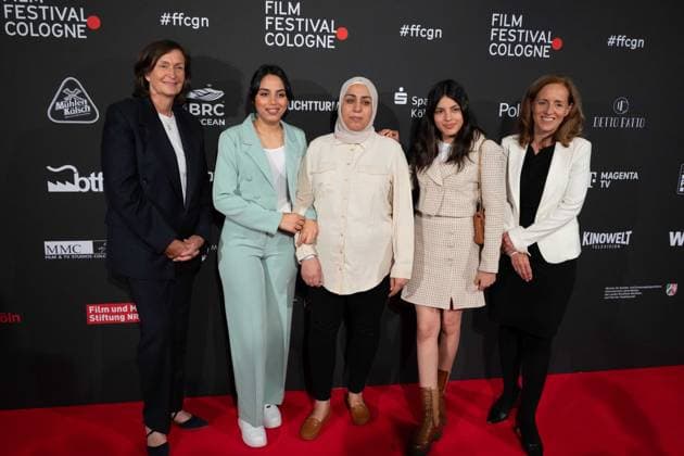 v.l. xxxx Olfa HAMROUNI mit ihren Toechtern Eya und Tayssir, xxxx Roter Teppich, Red Carpet Show, Ankunft, arrival, Film Festival Cologne awards in Koeln, 26.10.2022.