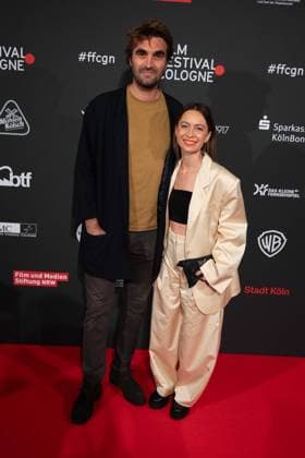 Bianca HAUDA, Moderatorin, Marco WOLTER, Redakteur, Roter Teppich, Red Carpet Show, Ankunft, arrival, Film Festival Cologne awards in Koeln, 26.10.2022.