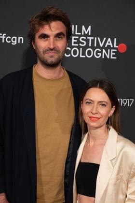 Bianca HAUDA, Moderatorin, Marco WOLTER, Redakteur, Roter Teppich, Red Carpet Show, Ankunft, arrival, Film Festival Cologne awards in Koeln, 26.10.2022.