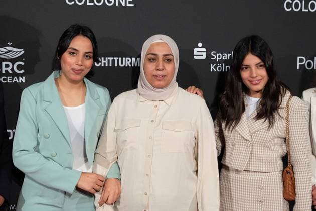 Olfa HAMROUNI mit ihren Toechtern Eya und Tayssir, Roter Teppich, Red Carpet Show, Ankunft, arrival, Film Festival Cologne awards in Koeln, 26.10.2022.