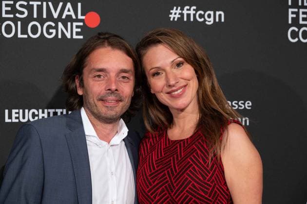Mara BERGMANN, Moderatorin, mit Partner Alexander Alex HOFFMANN, Roter Teppich, Red Carpet Show, Ankunft, arrival, Film Festival Cologne awards in Koeln, 26.10.2022.