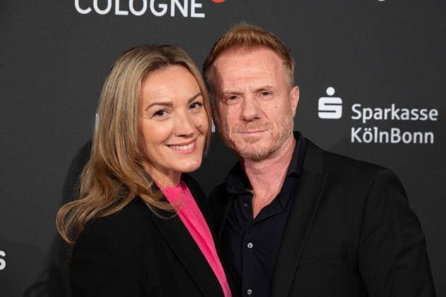 Kasem HOXHA, Schauspieler, mit LEbensgefaehrtin Klejda SHANI, Roter Teppich, Red Carpet Show, Ankunft, arrival, Film Festival Cologne awards in Koeln, 26.10.2022.