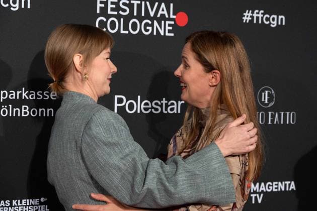 v.l. Sandra HUELLER, Schauspielerin, Justine TRIET, Regisseurin, Roter Teppich, Red Carpet Show, Ankunft, arrival, Film Festival Cologne awards in Koeln, 26.10.2022.