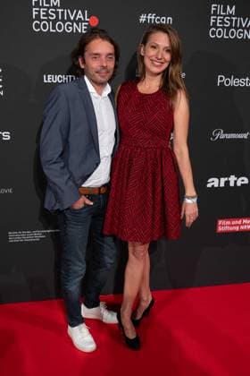 Mara BERGMANN, Moderatorin, mit Partner Alexander Alex HOFFMANN, Roter Teppich, Red Carpet Show, Ankunft, arrival, Film Festival Cologne awards in Koeln, 26.10.2022.