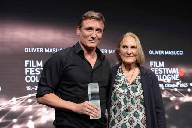 von links: Schauspieler Oliver MASUCCI, Laudatorin Gabriela SPERL, Schauspieler Oliver MASUCCI erhaelt den International Actors Award, Film Festival Cologne awards in Koeln, 26.10.2022.