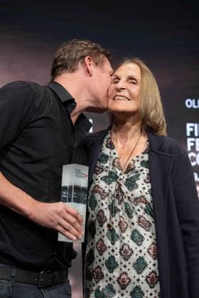 von links: Schauspieler Oliver MASUCCI, Laudatorin Gabriela SPERL, Schauspieler Oliver MASUCCI erhaelt den International Actors Award, Film Festival Cologne awards in Koeln, 26.10.2022.