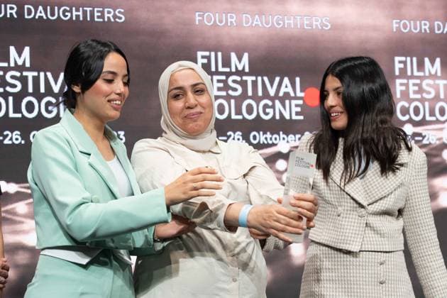 Entertainment Bilder des Tages Olfa HAMROUNI mit ihren Toechtern Eya und Tayssir, Phoenix Preis fuer den Film FOUR DAUGHTERS der Regisseurin Kaouther Ben Hania, Film Festival Cologne awards in Koeln, 26.10.2022.