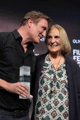 von links: Schauspieler Oliver MASUCCI, Laudatorin Gabriela SPERL, Schauspieler Oliver MASUCCI erhaelt den International Actors Award, Film Festival Cologne awards in Koeln, 26.10.2022.