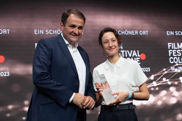 von links: Nathanael LIMINSKI, Leiter der Staatskanzlei NRW, Katharina HUBER, Filmemacherin, Regisseurin, Katharina HUBER erhaelt den Filmpreis NRW, Film Festival Cologne awards in Koeln, 26.10.2022.