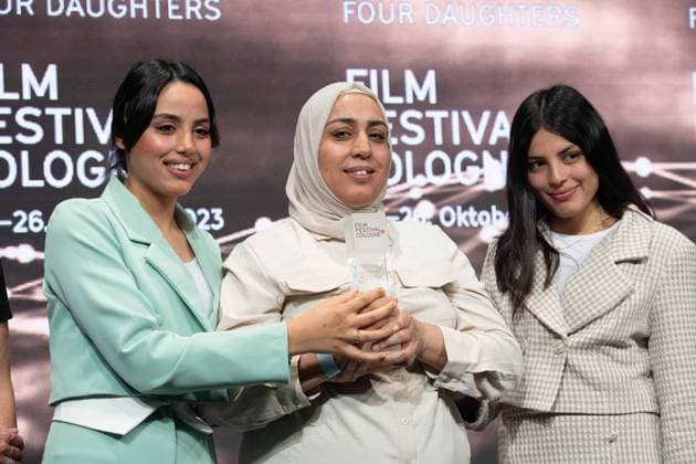 Olfa HAMROUNI mit ihren Toechtern Eya und Tayssir, Phoenix Preis fuer den Film FOUR DAUGHTERS der Regisseurin Kaouther Ben Hania, Film Festival Cologne awards in Koeln, 26.10.2022.